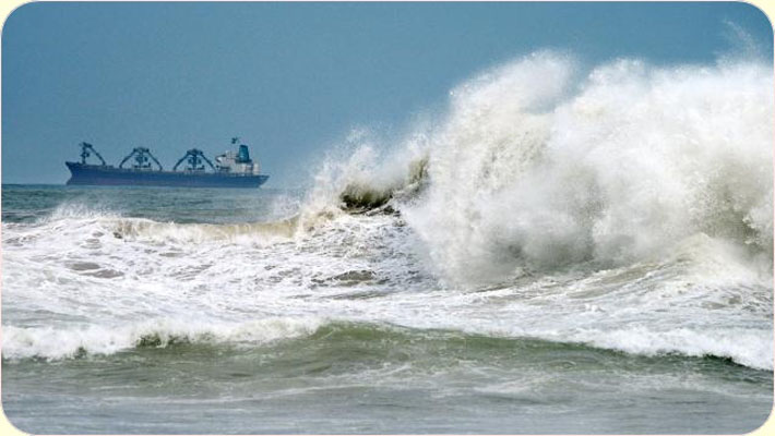 Phailin 40 kms off Gopalpur coast; Over 5 lakh evacuated