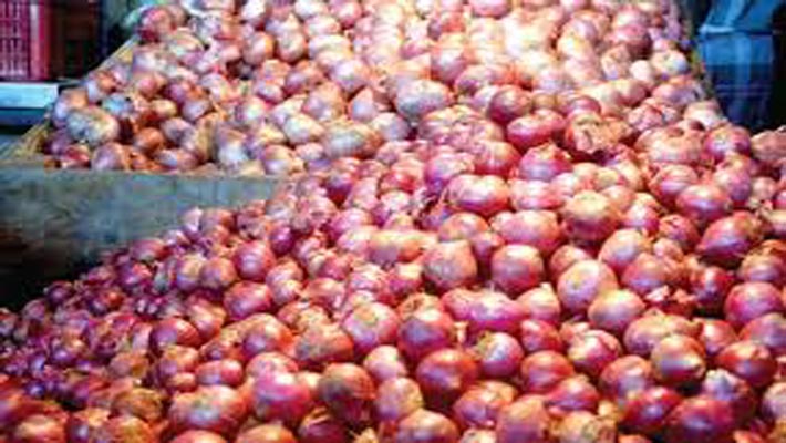 Artificial scarcity raising onion prices: Centre