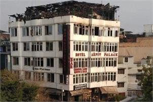 17 killed in massive fire in central Delhi Hotel