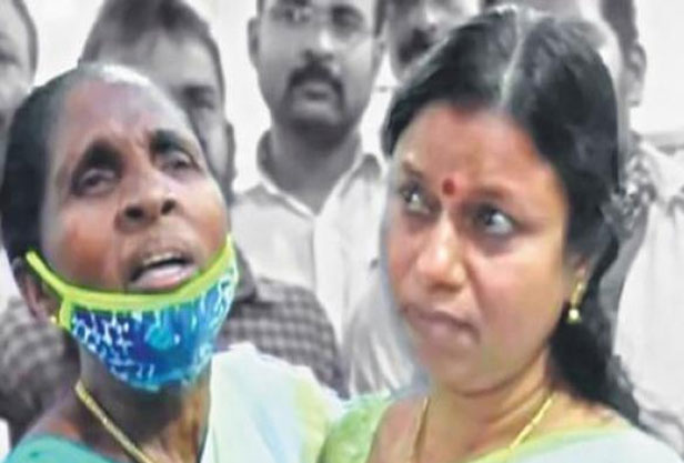 Bindhu Krishna breaks down before supporters’ love; Kollam witnesses emotional scenes