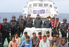 Drugs worth 600 crores seized from Pakistani boat, 14 arrested in Gujarat