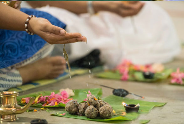 Thousands offer ‘bali’ to ancestors in Kerala, huge crowd on banks of rivers